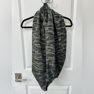Lululemon customizable snap scarf